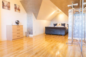 Spacious 3 Double Bedroom City Centre Home inc Private Parking, with Enchanting Garden, Open Plan Lounge & Dining Room plus Gorgeous wood-floor Master Bedroom